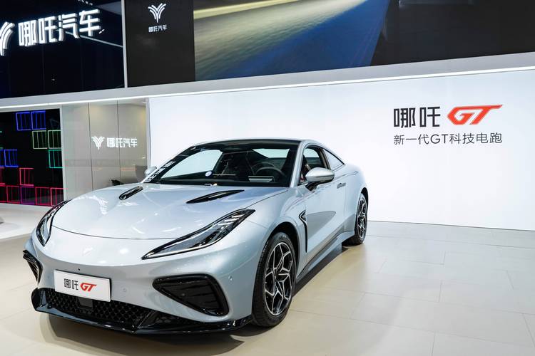 惠州192哪吒汽车在智能汽车领域的表现，领途汽车在新能源汽车市场中的影响力